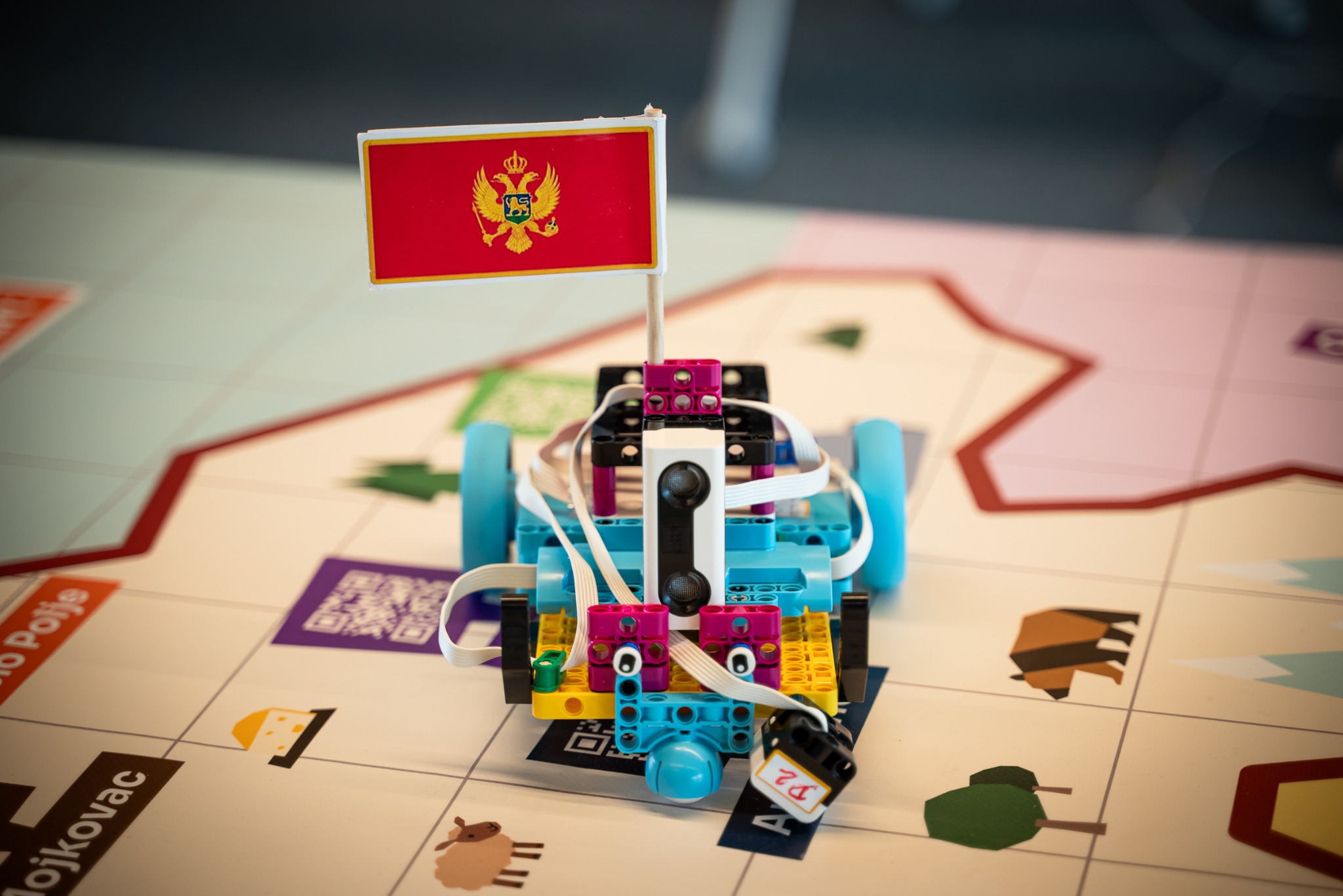LEGO robot sa crnogorskom zastavom na tematskoj SHARP mapi.