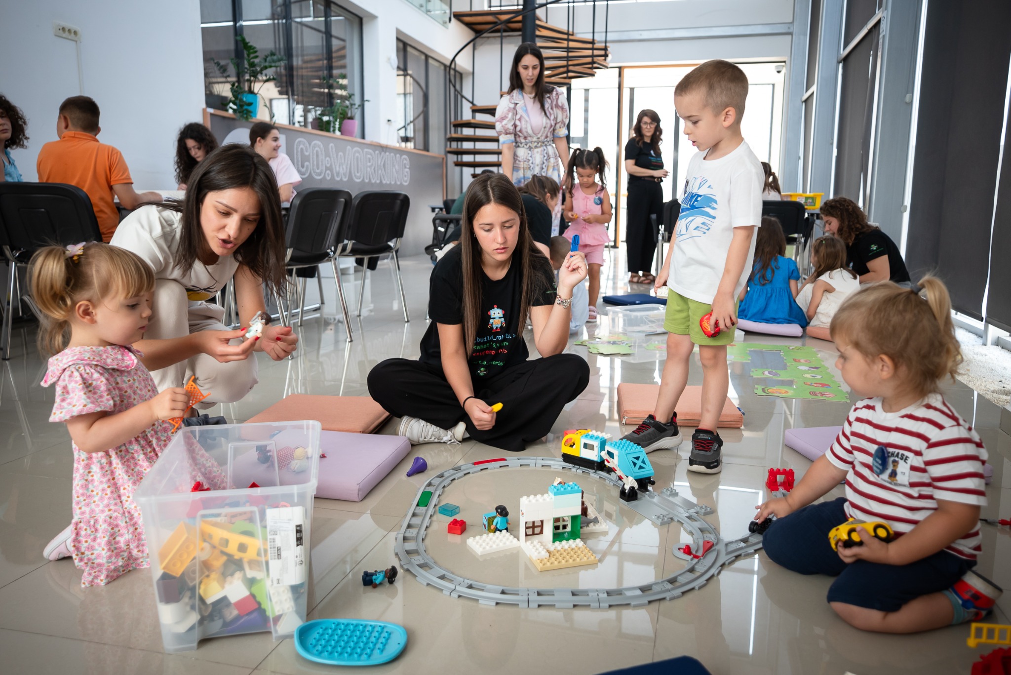 Djeca i odrasli istražuju LEGO modele i robote na događaju Dvorišta.