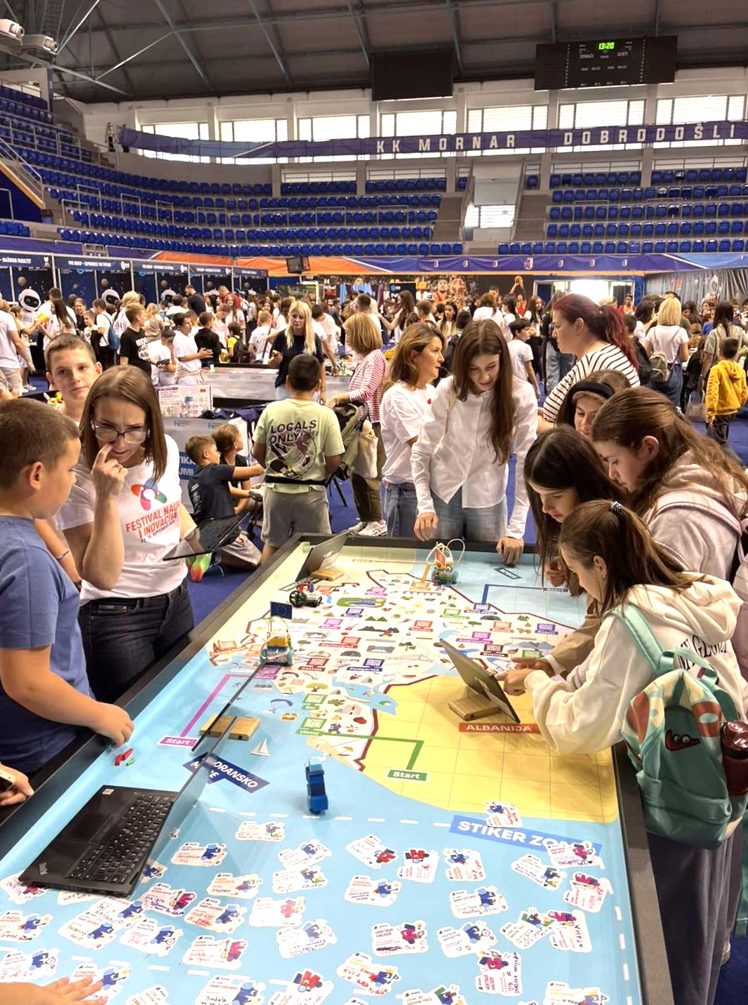 Djeca oko SHARP robotičke mape na Festivalu nauke i inovacija.