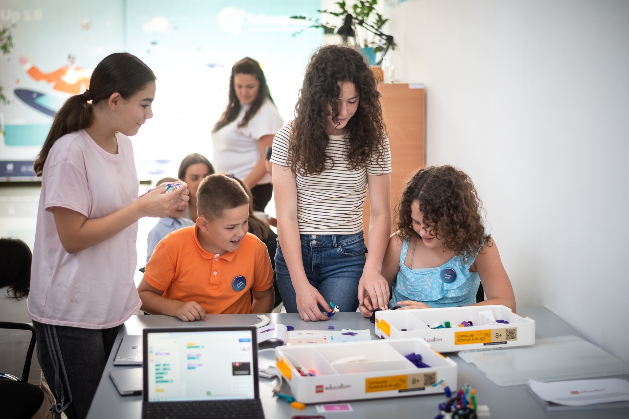 Grupa učesnika zajedno slaže LEGO modele i radi na izazovima Dvorišta.
